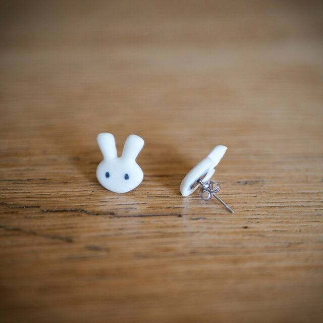 Les boucles d'oreilles Lapin. ⁣
⁣
Pour moi, ce petit lapin a tout une histoire dans ma créativité. ⁣
⁣
Il vient du lapin blanc d'Alice au pays des merveilles, qu'il faut oser suivre pour libérer toute sa créativité. ⁣
⁣
Il a fait sa première apparition dans mon court métrage de fin d'études (j'ai fait des études de cinéma d'animation), où le personnage principal a une barrette lapin composée d'un bouton avec des oreilles. ⁣
⁣
Ensuite, ce lapin blanc a pris place dans le logo d'EKONIKI. C'est donc normal qu'il fasse parti des tout premiers modèles de bijoux. ⁣
⁣
Je l'ai créé pour toutes les personnes qui souhaitent avoir un rappel qu'il suffit de s'autoriser un peu de folie pour laisser sortir sa créativité. ⁣
⁣
Et vous, qu'est ce qui vous aide à laisser sortir votre créativité ? ⁣
⁣
Elles sont déjà disponibles sur la boutique en ligne et dans les boutiques @boutiquelesideesfolles et @boutiquechouette⁣
⁣
#bijouxcreateur #aliceaupaysdesmerveilles #lapinblanc #bouclesdoreilles #pucesdoreilles #bijouxfantaisie #bijouxlovers #alice_in_wonderland #cinemadanimation #liberetacreativite
