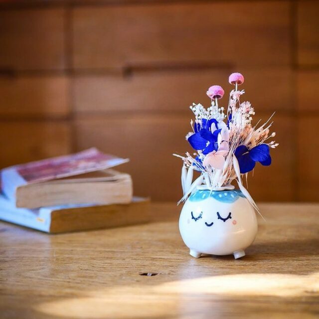 Coucou par ici ! Ça faisait (un peu trop) longtemps que je n'avais pas posté. ⁣
⁣
Je vous présente donc officiellement 𝗠𝘆𝗿𝘁𝗶𝗹𝗹𝗲, le mini vase que vous avez déjà pu voir en stories plein de fois. 😊⁣
⁣
Il est tout petit (seulement 5 cm de haut). Mais du coup, il est parfait pour les mini bouquets de pâquerettes de vos enfants, ou tout autre mini bouquet de fleurs fraiches ou séchées. 🌼🌻🌷⁣
⁣
𝗠𝘆𝗿𝘁𝗶𝗹𝗹𝗲 est très chic avec sa petite collerette sur la tête, qui lui permet de maintenir le bouquet bien en place. ⁣
⁣
⭐Je vais le mettre sur la boutique en ligne le 𝘃𝗲𝗻𝗱𝗿𝗲𝗱𝗶 11/10 à 18𝗵. ⁣
Il sera vendu en ligne sans bouquet car les fleurs séchées risqueraient de s'abimer pendant le transport. ⁣
⁣
⭐Je remettrai aussi quelques autres choses que j'ai en stock et ce sera la dernière vente en ligne de l'année (je n'en referrai pas pour Noël donc n'hésitez pas à en profiter pour penser déjà à vos cadeaux de Noël. Je sais c'est un peu tôt... Désolée !)⁣
⁣
✨Y a t-il des choses en particulier que vous aimeriez que je mette sur la boutique en ligne en même temps ?⁣
⁣
#céramique #porcelaine #nature #cute #handmadewithlove #naturelover