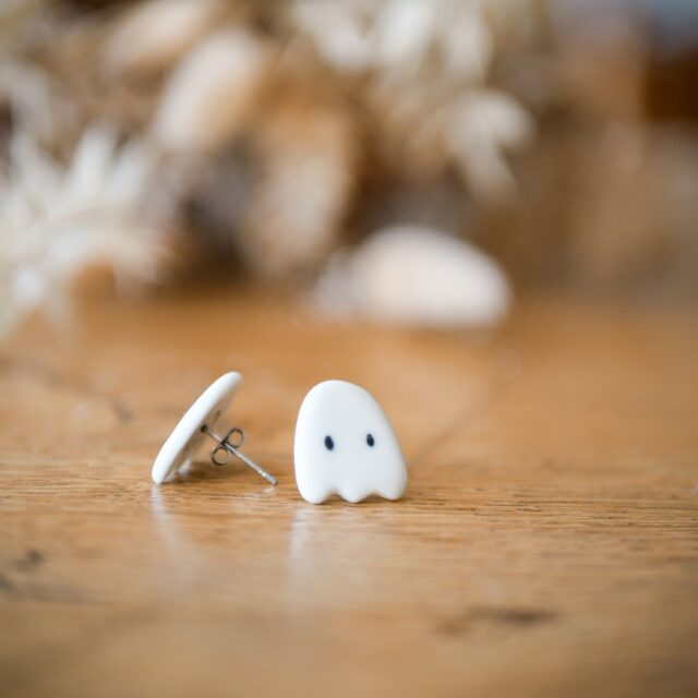 Je vous avoue un petit truc : je n’aime pas trop les choses qui font peur… Alors Halloween, ce n’est pas franchement ma fête préférée ! 🎃😅

Mais ces petits fantômes… 👻🤍 il ne font pas peur du tout !

Avec leurs petites bouilles toutes mignonnes, je les imagine plutôt comme de petits compagnons rigolos, prêts à nous suivre partout et à nous chuchoter des blagues à l'oreille.

Bon, par contre je ne suis pas du tout en avance... Je m’y prend vraiment au dernier moment pour Halloween ! 🙈 Mais avec un peu de chance, il est peut être encore possible de les recevoir à temps pour le 31 octobre. Je croise les doigts pour celles et ceux qui aimeraient les porter pour l’occasion ! 🤞 

Et puis, entre nous, pourquoi faudrait-il les ranger une fois Halloween passé ? Je trouve qu’ils sont tout aussi chouettes pour égayer une journée ordinaire, en plein mois de novembre ou même en été pourquoi pas. Après tout, un petit fantôme mignon, ça se porte quand on veut ! ✨

👻 Vous pouvez les retrouver sur ma boutique en ligne dès maintenant, et si vous êtes près d'ici, ils sont aussi disponibles à la @boutiquelesideesfolles  à Acigné, ou à la boutique L'envolée @boutiquelenvolee  à Grandville.

« Bon, rassurez-moi, je ne suis pas la seule à préférer les fantômes mignons à ceux qui font peur ? 👻🤍 »

#pucesdoreilles #bijouxenporcelaine #bijouxartisanaux #halloween #bijouxfaitsmain #createurfrancais #faitmainenfrance
