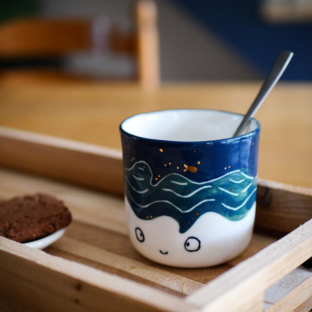 Je vous présente enfin la nouvelle collection :
🌊 Voici Thalassa, petite gardienne de la mer…

Dans sa chevelure se dessinent des vagues, et son bleu-vert profond rappelle les eaux mystérieuses de l’océan. 💙 Elle semble veiller avec douceur sur le monde qui l’entoure.

Une tasse pleine de poésie, façonnée à la main pour apporter un petit souffle marin au quotidien. ✨

🐚 Retrouvez Thalassa chez @boutiquelesideesfolles  à Acigné et @boutiquelenvolee  à Granville.

#ceramiqueartisanale #tasseartisanale #faitmainenfrance #universpoetique #ceramiquefrancaise